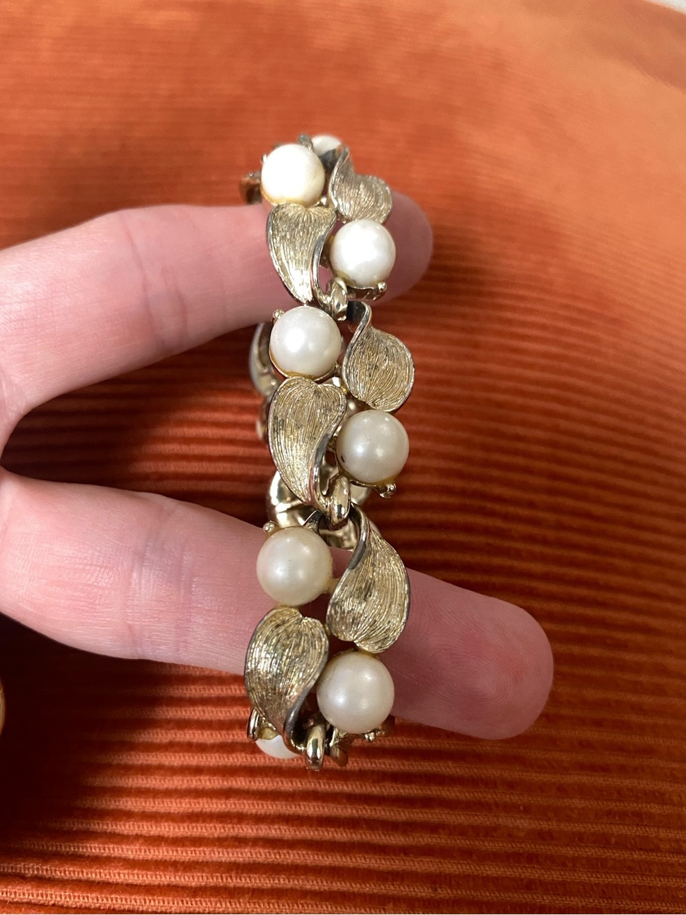 Vintage Lisner Gold Toned Pearls Imitation Bracelet